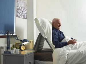 Winncare Mangar Sit-U-Up Pillow-Lift With Airflo 12 in use