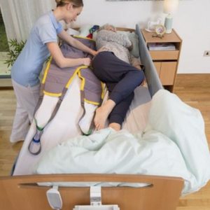 Invacare | Soft Tilt Automated and Manual. Nurse using and applying hoist sling