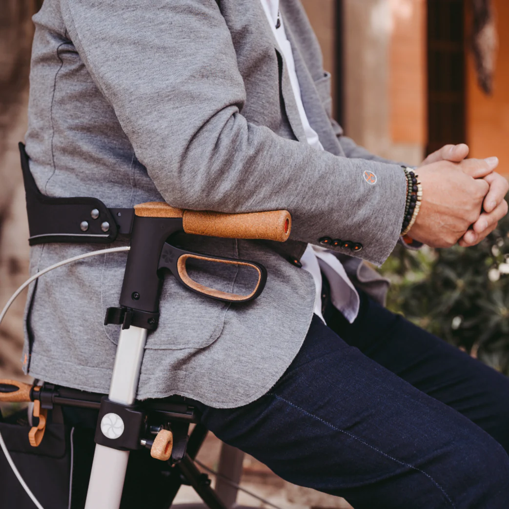 Rollz | Saljol Allround Rollator A Stylish and Versatile Off-Roader with Superior Maneuverability close view of handle