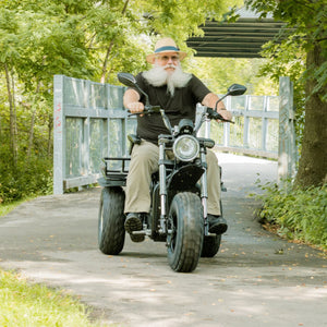 Scooterpac Invader Xtreme in Harley Black in use 1